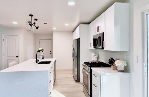 Elk Grove Casa | Lux. Contemporary at Heart of EG