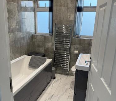 Nuneaton Apartamento | Lux & Cosy Vibe in Nuneaton, Gated Parking