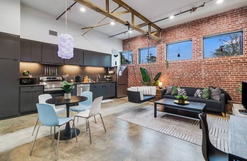 Downtown Apartamento | Lux Downtown Flat with Gameroom & Fire Pit