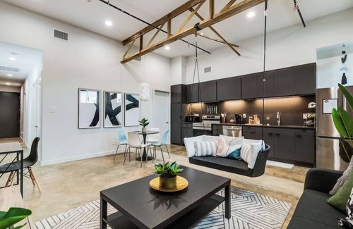 Downtown Apartamento | Lux Downtown Flat with Gameroom & Fire Pit