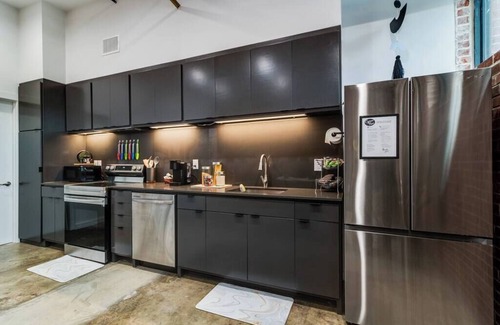 Downtown Apartamento | Lux Downtown Flat with Gameroom & Fire Pit