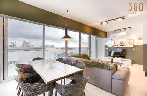 San Gwann Apartamento | LUX Duplex Penthouse w/Expansive Rooftop Terrace by 360 Estates