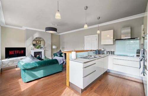Wakefield Casa | Lux Georgian House in Yorkshire - Parking - Garden