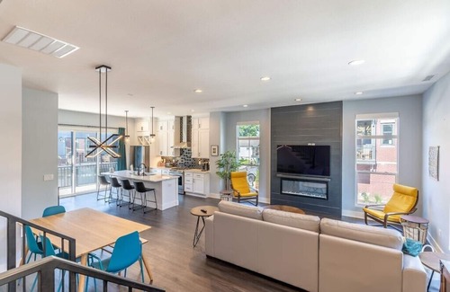 Westfield Casa | Lux Home 5 mins to Grand Park w Private Garage