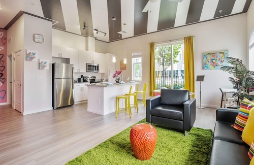 Downtown Baltimore Apartamento | Lux House Of Champagne 2BR 2BA w/Free Parking & Wifi