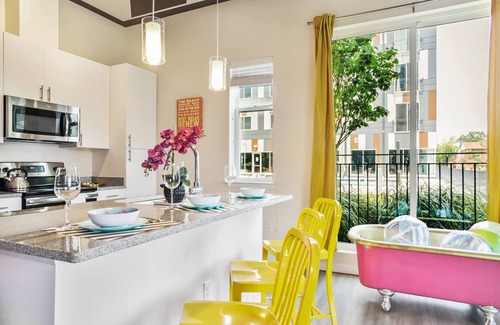 Downtown Baltimore Apartamento | Lux House Of Champagne 2BR 2BA w/Free Parking & Wifi