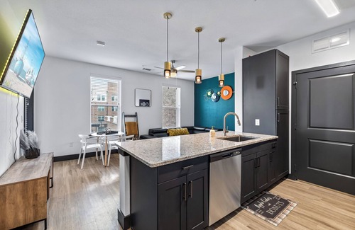 Lewisville Apartamento | Lux King Bed,1 bedroom + den sleep area with 2 twin trundle bed, Pool view, DFW