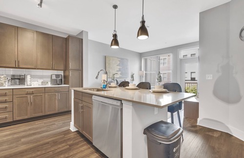 Villa Heights Apartamento | LUX KING+QUEEN beds*NoDa/Uptown*walk to dine & ent