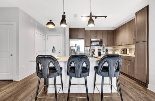 Villa Heights Apartamento | LUX KING+QUEEN beds*NoDa/Uptown*walk to dine & ent