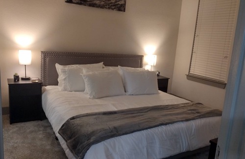 Crabtree Apartamento | Lux King Suite overlooking relaxing courtyard fountains