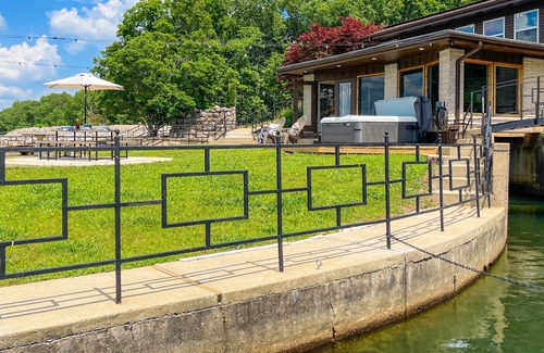 Horseshoe Bend Casa | Lux Lake Home w Hot Tub, Game Room & Much More!