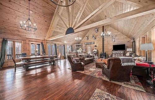 Lawrence Cabina | LUXURY LODGE - sleeps 20 - pontoon rental nearby - ski resorts close - private