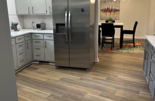 Fayetteville Casa | Lux MidCentury Mod! Sleeps 12! Movie thtr, bar & poker, gym, game rm, putt-patio