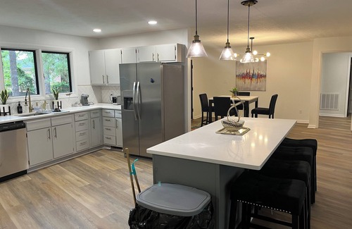 Fayetteville Casa | Lux MidCentury Mod! Sleeps 12! Movie thtr, bar & poker, gym, game rm, putt-patio
