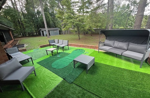Fayetteville Casa | Lux MidCentury Mod! Sleeps 12! Movie thtr, bar & poker, gym, game rm, putt-patio