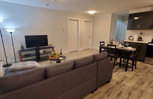 Delta Casa | Lux Modern 2bd Radiant Suite+Free Parking
