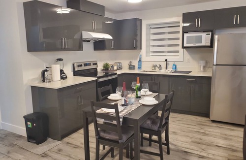 Delta Casa | Lux Modern 2bd Radiant Suite+Free Parking
