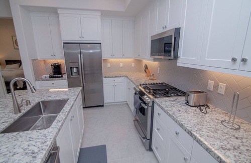 Stevenson Ranch Condominio | Lux new 2 bedroom condo 1 minute from Six Flags.