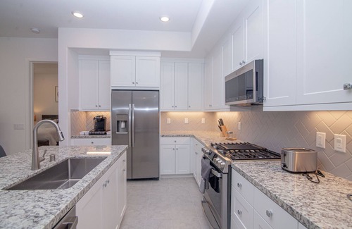 Stevenson Ranch Condominio | Lux new 2 bedroom condo 1 minute from Six Flags.