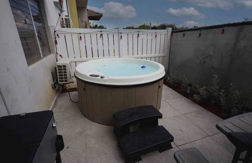 Martin Gonzalez Apartamento | Lux Oasis 10min away from beach, malls and airport. We got a beautiful hot tub