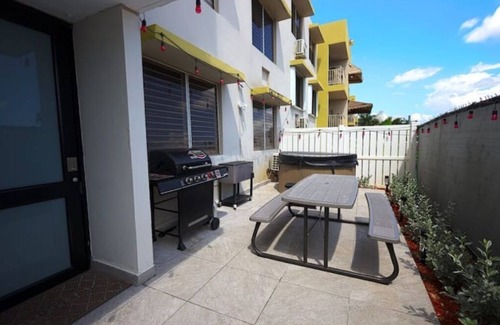 Martin Gonzalez Apartamento | Lux Oasis 10min away from beach, malls and airport. We got a beautiful hot tub