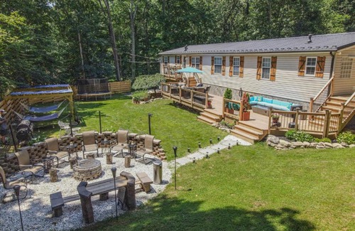 East Stroudsburg Casa | LUX Poconos Fire Pit Game Room Sauna Outdoor Netflix Custom Bar