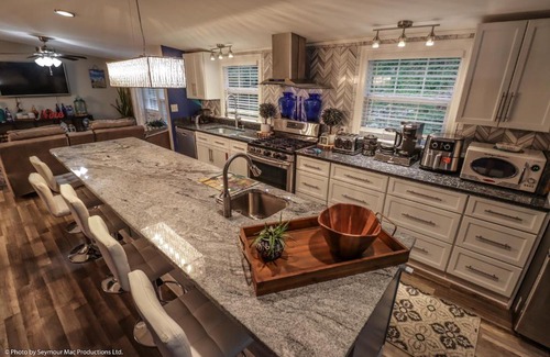 East Stroudsburg Casa | LUX Poconos Fire Pit Game Room Sauna Outdoor Netflix Custom Bar