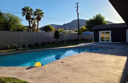 Black Mountain Casa | Lux Private Home - Pool, Billiards, 8 Smart TVs, Board Games, Cotton Bedding - The Stone Sanctuary at McCullough Hills Trailhead