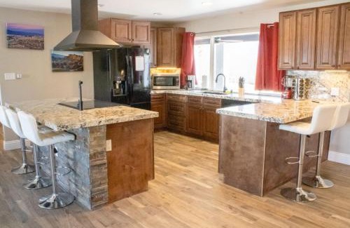 Black Mountain Casa | Lux Private Home - Pool, Billiards, 8 Smart TVs, Board Games, Cotton Bedding - The Stone Sanctuary at McCullough Hills Trailhead