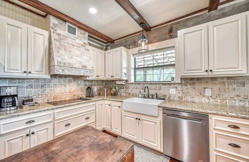 Fredericksburg Cabina | Luxury 23-acre Ranch With Hottub Near AlamoSprings