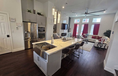 Garden Oaks Casa | Lux Retreat 3BR Home-Sleeps 10