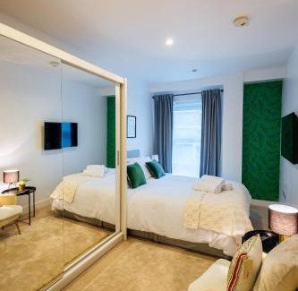 Nine Elms Casa | Lux Room to London Eye