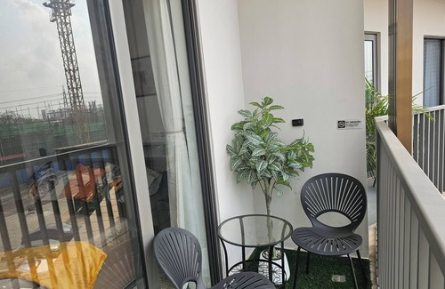North Kaneshi Apartamento | Lux Studio with Balcony & City View @ Loxwood House- East Legon