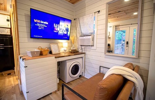 Columbia Casa | Lux Tinyhome near DT/USC/Ft. J.