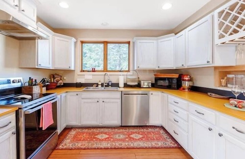 Whitefield Casa | Lux Waterfront Cottage with Private Island