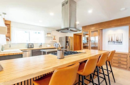 Ono Island Villa | Oasis frente al mar con muelle privado, kayaks, parrilla Blackstone y fogata