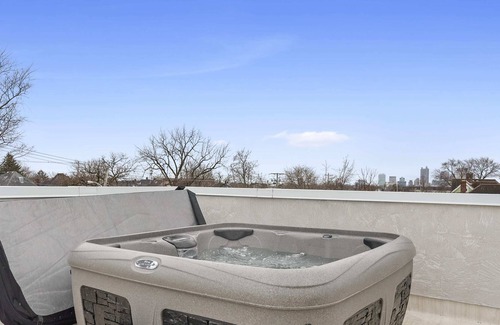Weinland Park Casa | Luxe 11 Bd Home w/rooftop HotTub