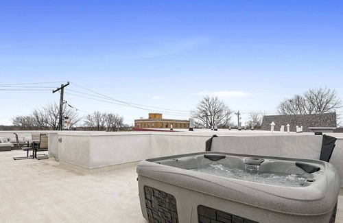 Weinland Park Casa | Luxe 11 Bd Home w/rooftop HotTub