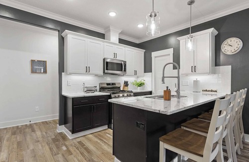 Weinland Park Casa | Luxe 11 Bd Home w/rooftop HotTub
