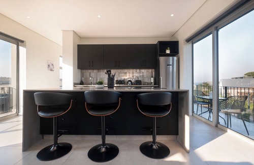 Salt Rock Apartamento | Luxe 2-Bed Apartment in Zululami Estate, Ballitonn
