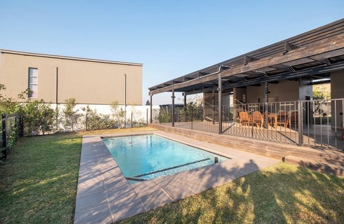 Salt Rock Apartamento | Luxe 2-Bed Apartment in Zululami Estate, Ballitonn