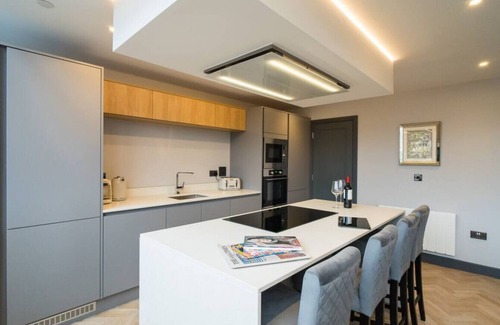 Penarth Apartamento | Luxe 2 Bed Duplex Apt w/Balcony, Gym & Parking