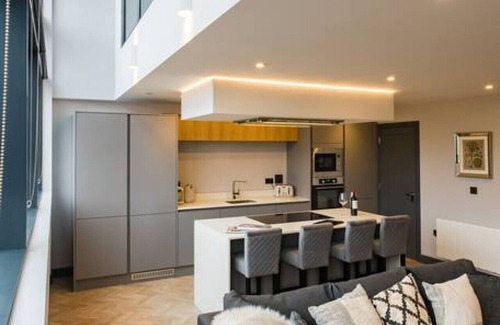 Penarth Apartamento | Luxe 2 Bed Duplex Apt w/Balcony, Gym & Parking
