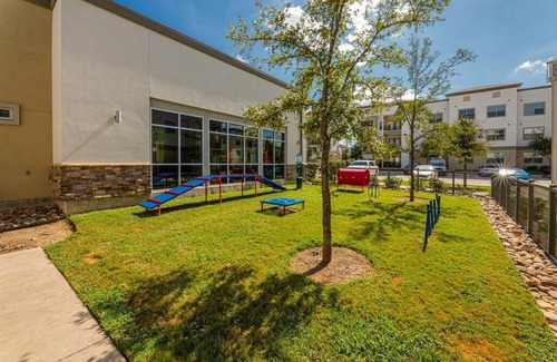 Leander Apartamento | Luxe 2B/2B Getaway - Pool, Gym, Garage, Pet Wash