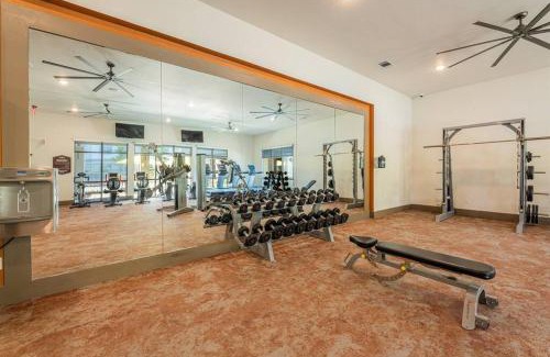 Leander Apartamento | Luxe 2B/2B Getaway - Pool, Gym, Garage, Pet Wash