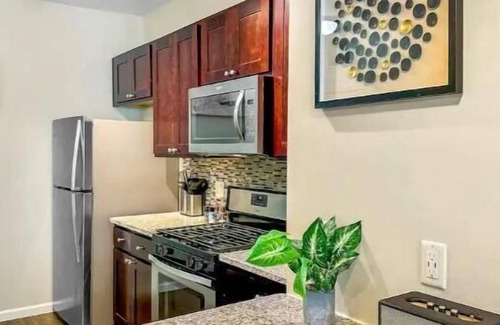 North Cambridge Casa | Luxe 2Bd 2Bth, King Beds, Fast Wi-Fi, Pool, Gym