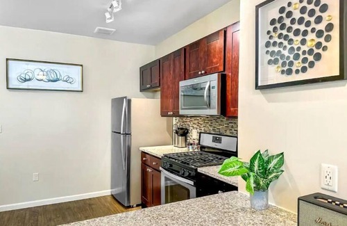 North Cambridge Casa | Luxe 2Bd 2Bth, King Beds, Fast Wi-Fi, Pool, Gym