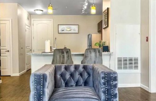 North Cambridge Casa | Luxe 2Bd 2Bth, King Beds, Fast Wi-Fi, Pool, Gym