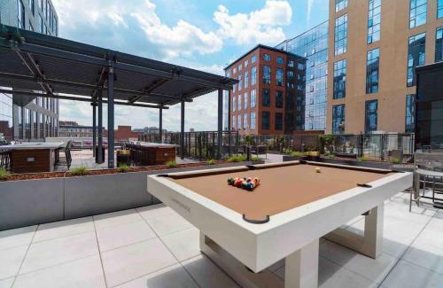 Shawmut Apartamento | Luxe 2BR Apt near Boston Common with Pool