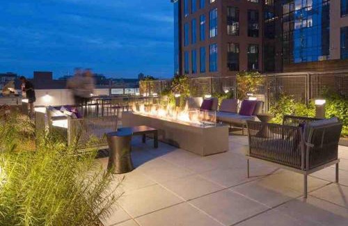 Shawmut Apartamento | Luxe 2BR Apt near Boston Common with Pool
